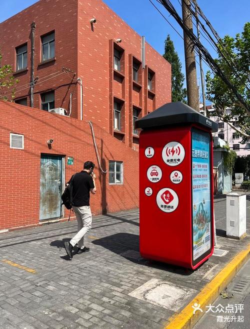 时尚重启 公用电话亭的涅槃与城市美学新符号